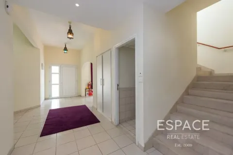 Villa in Meadows, Dubai 4 bedrooms, 339 sq.m. № 122626 - photo 3