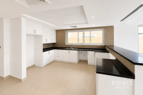 Villa in Legacy Nova Villas, Jumeirah Park, Dubai 4 bedrooms, 455 sq.m. № 122627 - photo 4