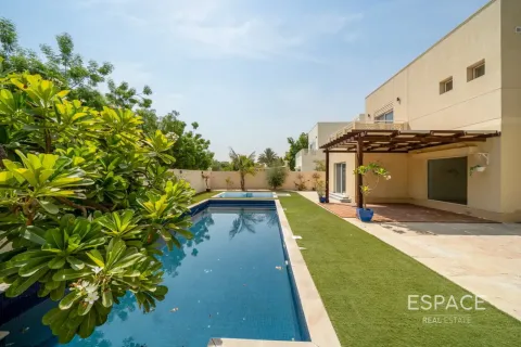 Villa in Meadows, Dubai 5 bedrooms, 391 sq.m. № 122622