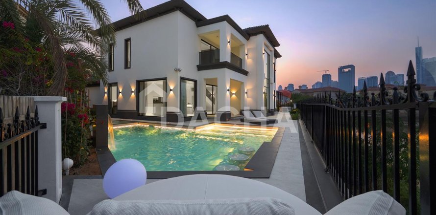 Villa en Dubai, 4 dormitorios, 492.4 m², № 7055