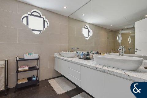 Villa in Jumeirah Islands, Dubai 5 bedrooms, 567 sq.m. № 98171 - photo 28