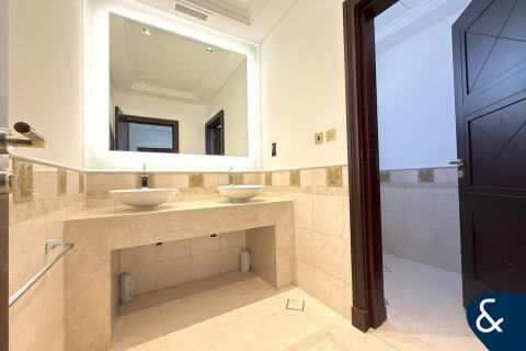 Villa in Garden Homes, Palm Jumeirah, Dubai 5 bedrooms, 127 sq.m. № 76371 - photo 8