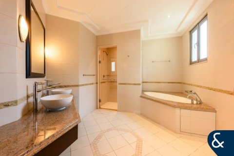 Villa in Garden Homes, Palm Jumeirah, Dubai 5 bedrooms, 127 sq.m. № 76371 - photo 2