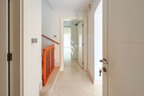 Снять в аренду виллу в Meadows, Дубай: 5 спален, 549м², № 99881 - фото 4