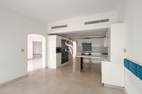 Снять в аренду виллу в Meadows, Дубай: 5 спален, 549м², № 99881 - фото 8