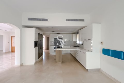 Снять в аренду виллу в Meadows, Дубай: 5 спален, 549м², № 99881 - фото 5