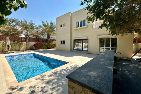 Villa en Dubai, 4 dormitorios, 540 m², № 38505 - foto 1