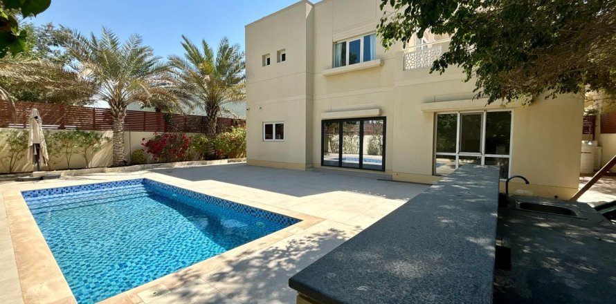 Villa en Dubai, 4 dormitorios, 540 m², № 38505