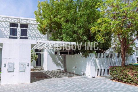 Villa in Arabella Townhouses, Mudon, Dubai 3 bedrooms, 279 sq.m. № 38456 - photo 1