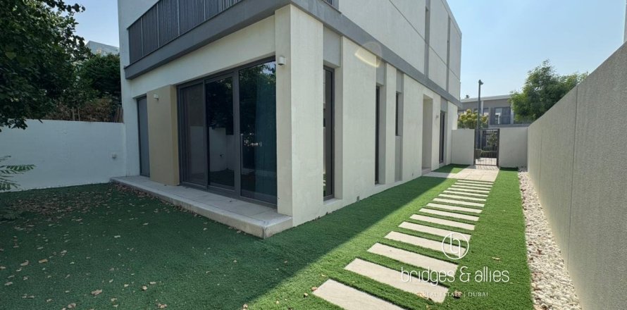 Villa en Dubai, 3 dormitorios, 140.4 m², № 77238