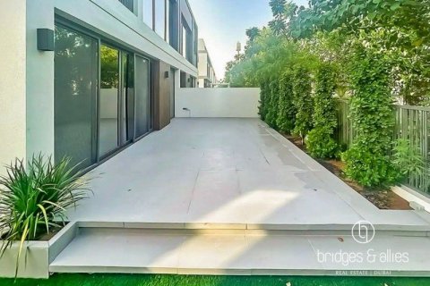 Снять в аренду виллу в Дубае: 4 спальни, 222.4м², № 77242 - фото 2