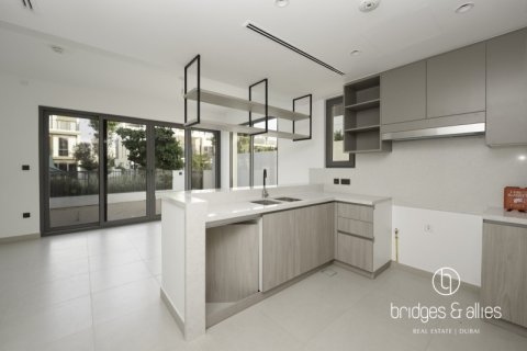 Снять в аренду виллу в Дубае: 4 спальни, 222.4м², № 77242 - фото 6