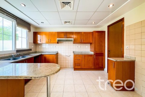 Снять в аренду виллу в Арабиан Ранчес, Дубай: 3 спальни, 255.02м², № 123651 - фото 6