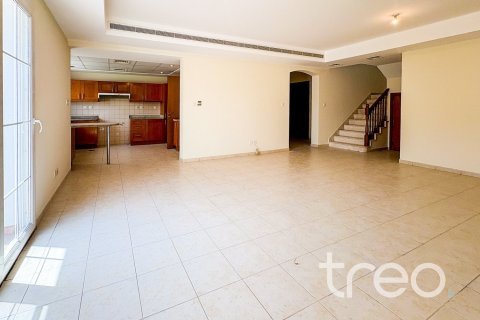 Снять в аренду виллу в Арабиан Ранчес, Дубай: 3 спальни, 255.02м², № 123651 - фото 3
