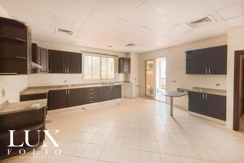 Villa in Al Barsha 1, Al Barsha, Dubai 5 bedrooms, 354 sq.m. № 46461 - photo 8