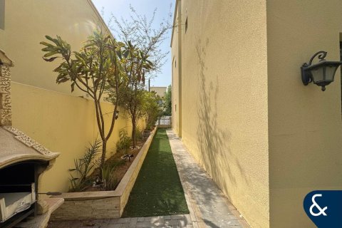 Villa in Dubai 4 bedrooms, 469 sq.m. № 98832