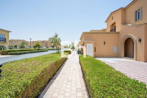 Снять в аренду виллу в Dubai Land, Дубай: 4 спальни, 400м², № 57123 - фото 2