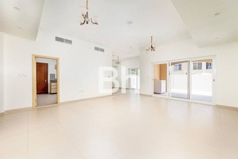 Снять в аренду виллу в Dubai Land, Дубай: 4 спальни, 400м², № 57123 - фото 11