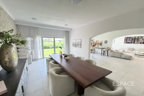 Villa in Meadows, Dubai 5 bedrooms, 353 sq.m. № 122812 - photo 5