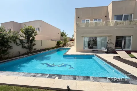 Villa in Meadows, Dubai 5 bedrooms, 353 sq.m. № 122812 - photo 18
