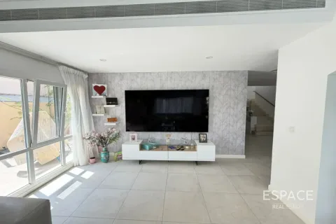 Villa in Meadows, Dubai 5 bedrooms, 353 sq.m. № 122812 - photo 3