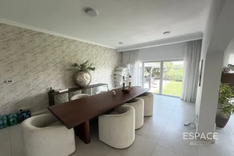 Villa in Meadows, Dubai 5 bedrooms, 353 sq.m. № 122812 - photo 6