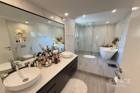 Villa in Meadows, Dubai 5 bedrooms, 353 sq.m. № 122812 - photo 15