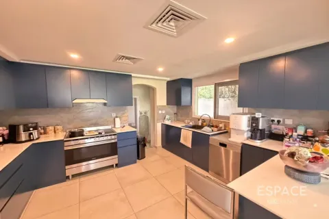 Villa in Meadows, Dubai 5 bedrooms, 353 sq.m. № 122812 - photo 7