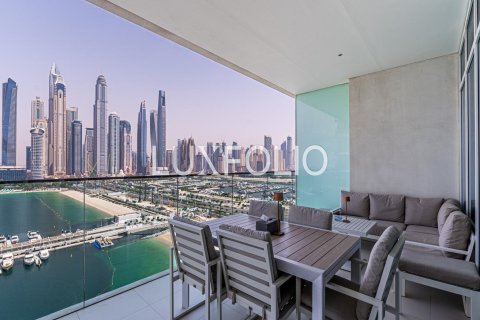 Снять в аренду квартиру в EMAAR Beachfront, Dubai Harbour, Дубай: 3 спальни, 195м², № 46232 - фото 1