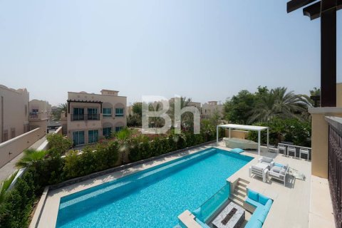 Villa in Jumeirah Village Triangle, Dubai 2 bedrooms, 710 sq.m. № 21344 - photo 1