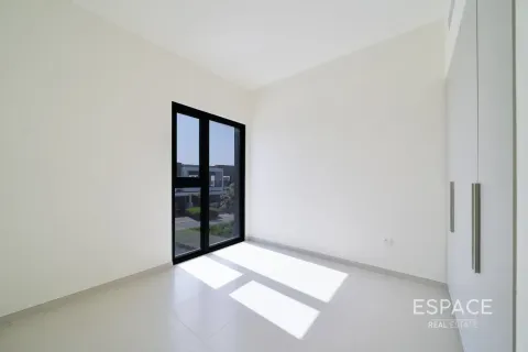 Villa in EMAAR South, Dubai South (Dubai World Central), Dubai 4 bedrooms, 210 sq.m. № 122476 - photo 15