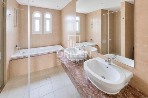 Townhouse in Jumeirah Village Circle, Dubai 2 bedrooms, 239.97 sq.m. № 134165 - photo 12