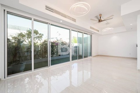 Adosado en Dubai Sports City, Dubai, 4 dormitorios, 275 m², № 24333 - foto 1