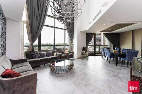 Снять в аренду квартиру в Дубае: 4 спальни, 264м², № 113805 - фото 2