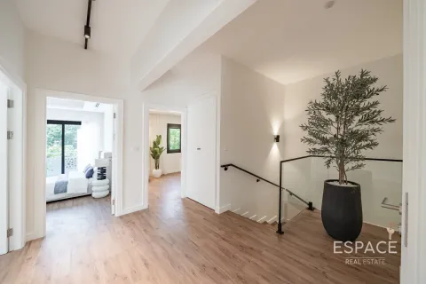 Villa in Meadows, Dubai 4 bedrooms, 373 sq.m. № 61531 - photo 11