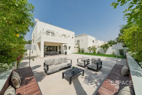 Villa in Meadows, Dubai 4 bedrooms, 373 sq.m. № 61531 - photo 1