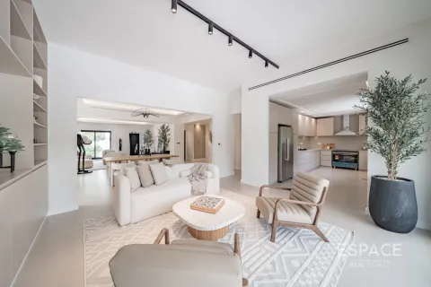 Villa in Meadows, Dubai 4 bedrooms, 373 sq.m. № 61531 - photo 4