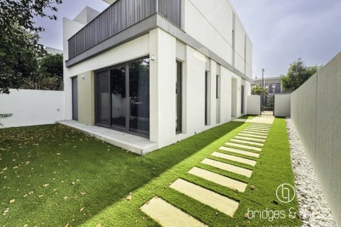 Снять в аренду виллу в Дубае: 4 спальни, 201.9м², № 78067 - фото 2