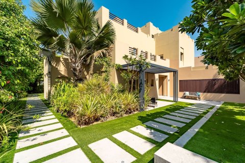 Купить виллу в Дубае: 6 спален, 790м², № 97156 - фото 2