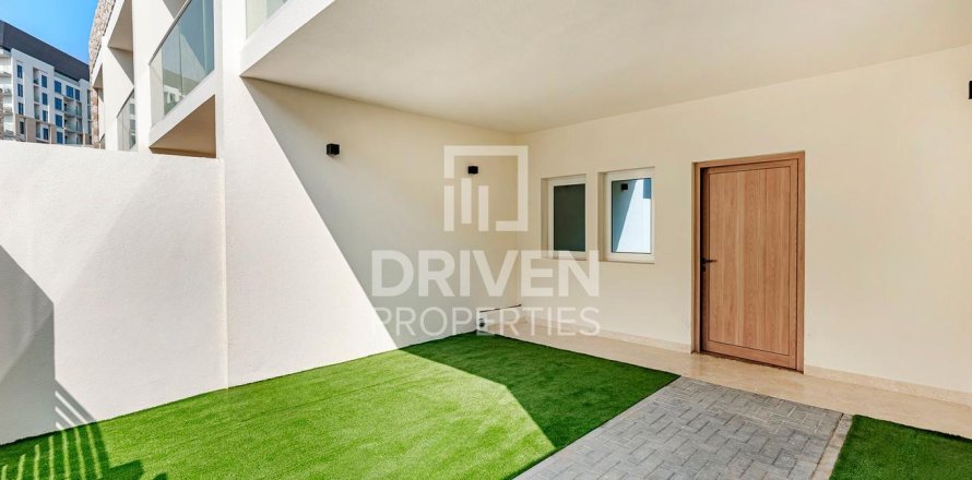Villa in Rukan, Dubai 2 bedrooms, 101.36 sq.m. № 143221