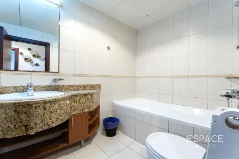 Apartment in Dubai Marina, Dubai 3 bedrooms, 187 sq.m. № 123082 - photo 16