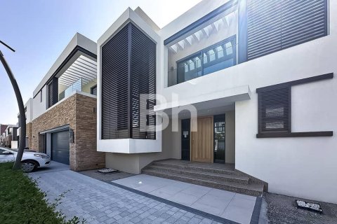 Villa in Dubai 5 bedrooms, 746 sq.m. № 6329 - photo 1