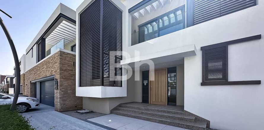 Villa in Dubai 5 bedrooms, 746 sq.m. № 6329