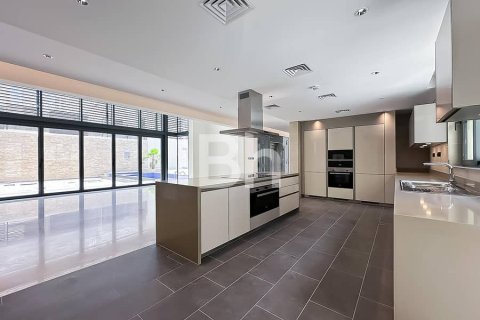 Villa in Dubai 5 bedrooms, 746 sq.m. № 6329 - photo 23