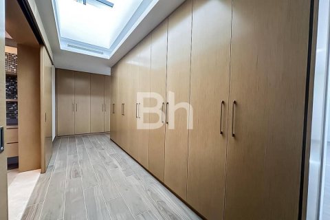 Villa in Dubai 5 bedrooms, 746 sq.m. № 6329 - photo 28