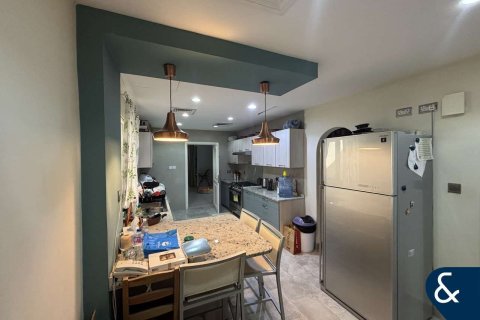 Снять в аренду таунхаус в Дубай Инвестмент Парке, Дубай: 4 спальни, 388м², № 79191 - фото 5