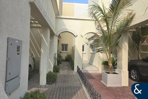 Снять в аренду виллу в Springs 10, The Springs, Дубай: 3 спальни, 255м², № 79204 - фото 1