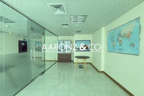 Office in Jumeirah Lake Towers, Dubai 60.9 sq.m. № 78387 - photo 1