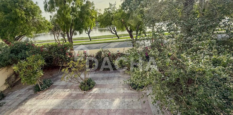 Villa in Meadows, Dubai 5 bedrooms, 355 sq.m. № 111584