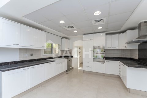 Villa in Meadows, Dubai 5 bedrooms, 355 sq.m. № 111584 - photo 19